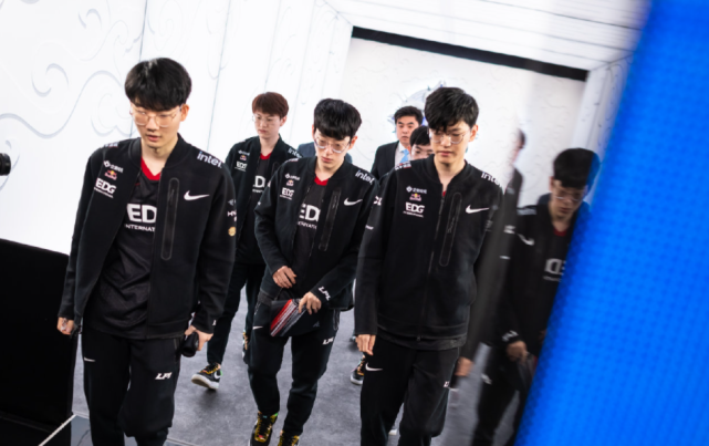 拭目以待 拭目以待